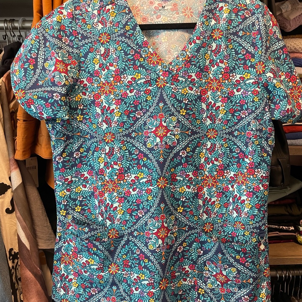 4- pockets Vera Bradley scrub top Sz M